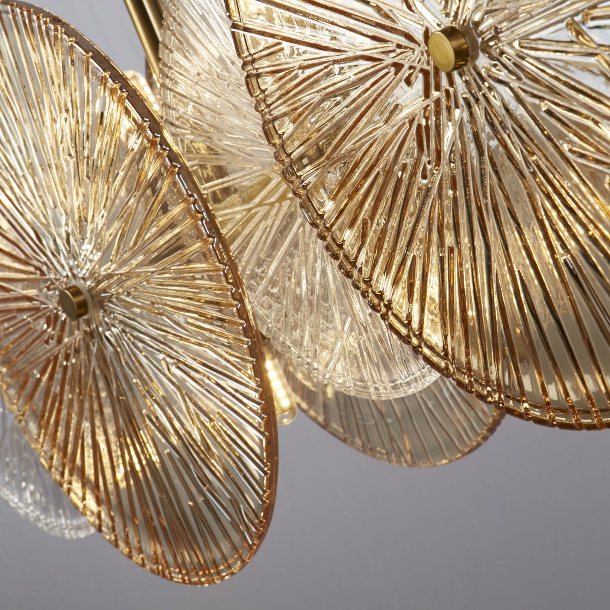 Wagon Wheel 90cm Bronzen hanglamp Van Searchlight - Met zijn breedte van 90 cm, stijlvolle bronzen afwerking en unieke glaspanelen in helder en amberkleurig glas, wordt dit snel het middelpunt van de kamer - Ideaal boven de eettafel, keuken of woonkamer.