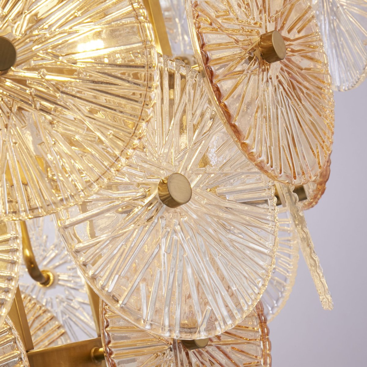 Wagon Wheel Ø64 Bronzen hanglamp Van Searchlight - Met zijn elegante design past de lamp perfect in een modern interieur en dankzij de verstelbare hoogte kunt u de lamp eenvoudig aanpassen aan beide ruimtes en behoeften.