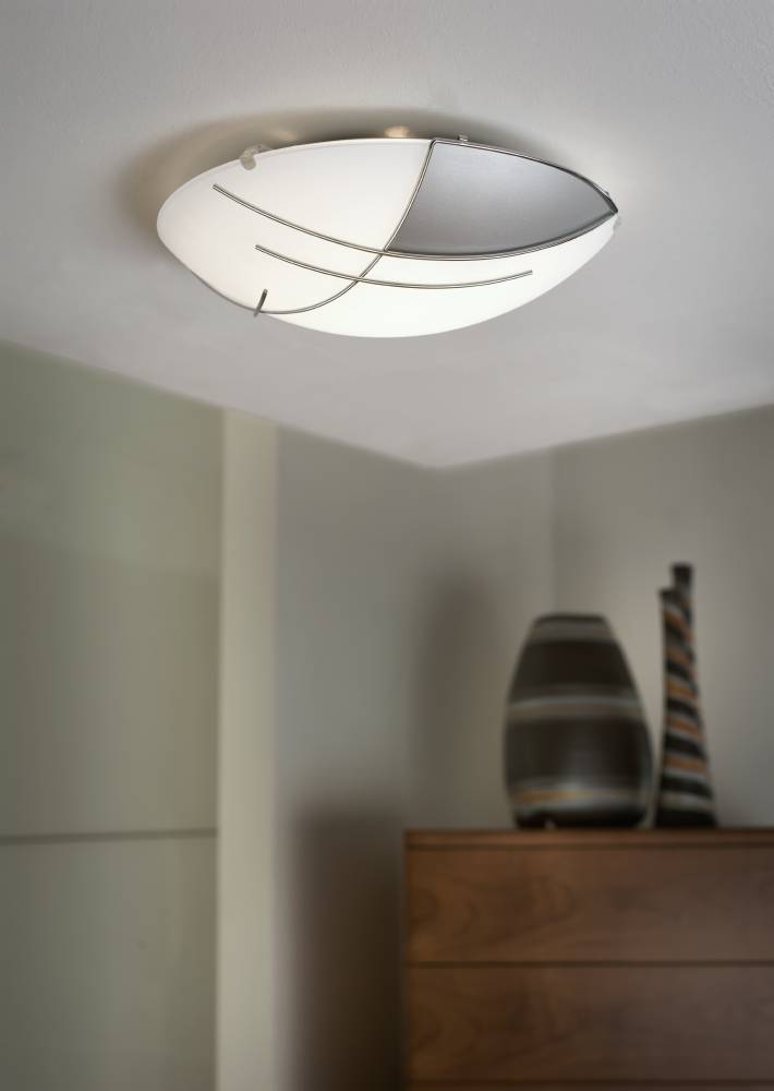 Raya Ø32 Wit plafondlamp Van Eglo - De unieke vorm en chromen lijnen van de lamp geven hem een elegante en moderne uitstraling.
