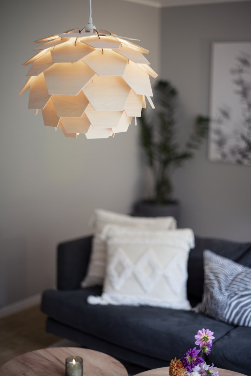 Carpatica Ø40 Natuur hanglamp Van Aneta Lighting - De plafondkap is gemaakt van wit kunststof en geschikt voor haakophanging.