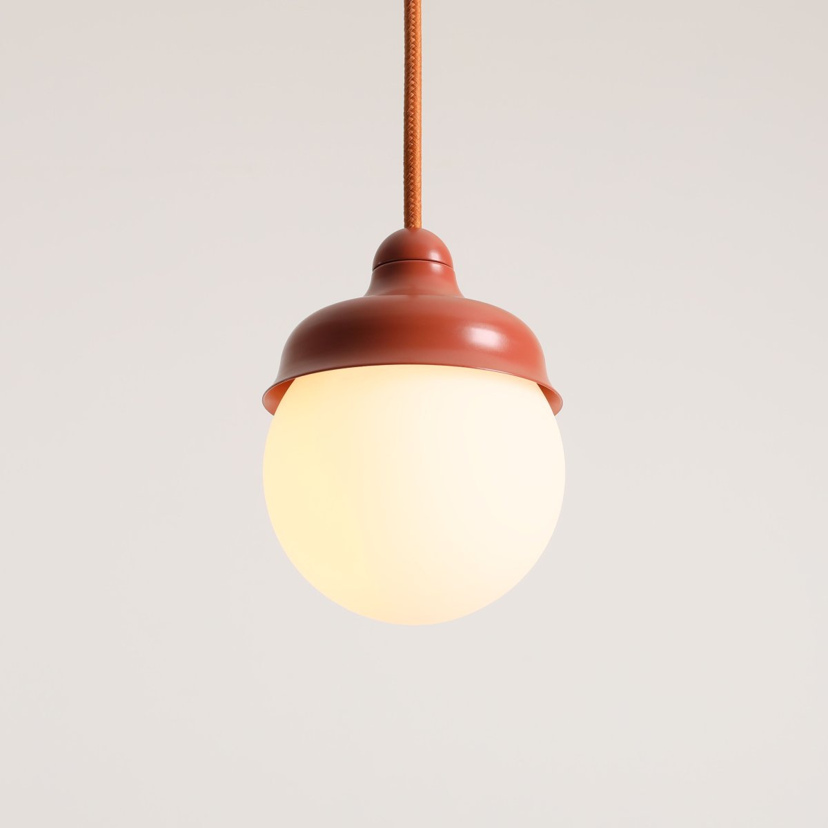Wave Ø17 Oranje hanglamp Van Artera - De witte tint in combinatie met de roodbruine details cre&euml;ert harmonie en zorgt niet alleen voor een goede verlichting, maar vormt ook een stijlvol interieurdetail in huis.