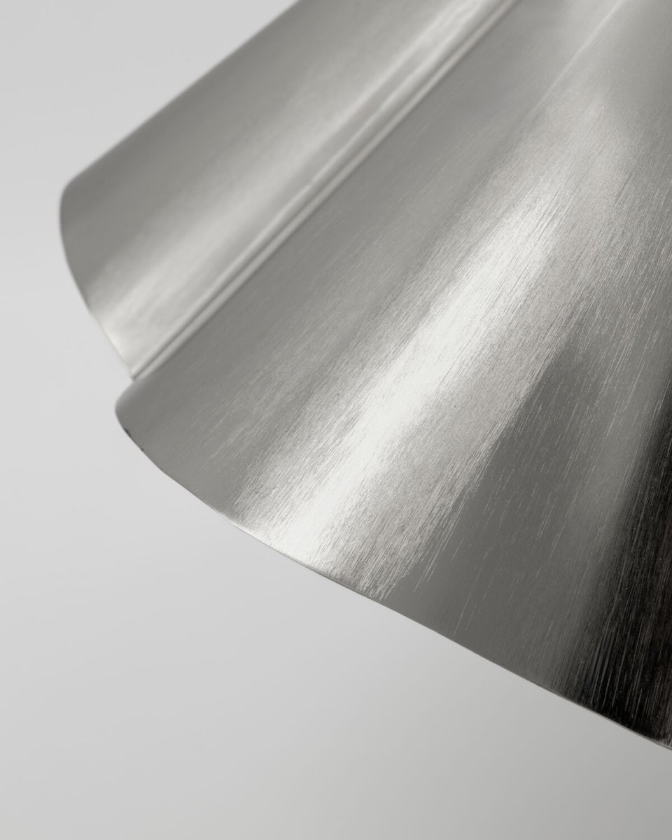 Flola Ø50 Zilver hanglamp Van House Doctor - Flola is een decoratieve hanglamp met een expressief ontwerp dat de aandacht trekt.