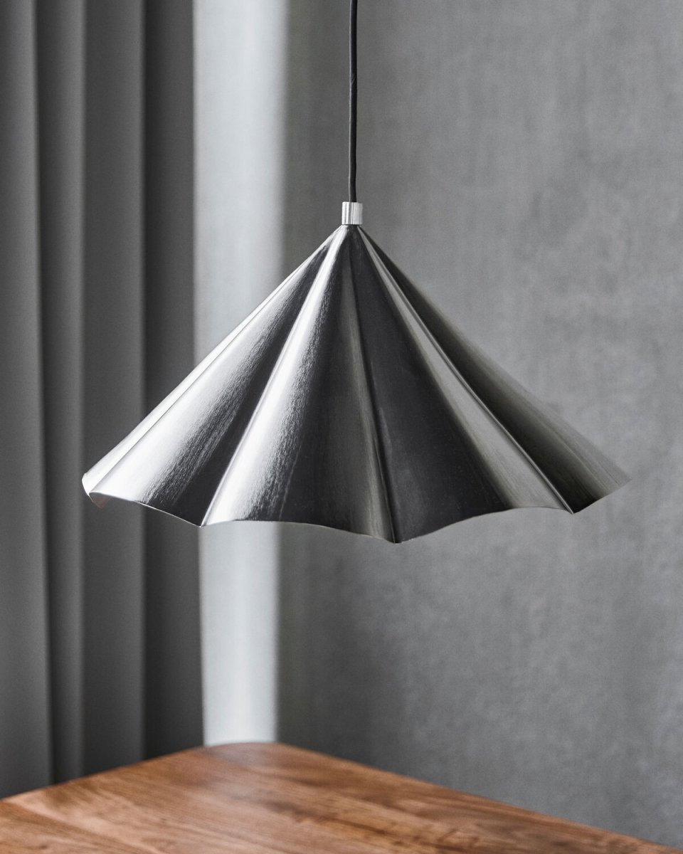 Flola Ø50 Zilver hanglamp Van House Doctor - Flola is een decoratieve hanglamp met een expressief ontwerp dat de aandacht trekt.