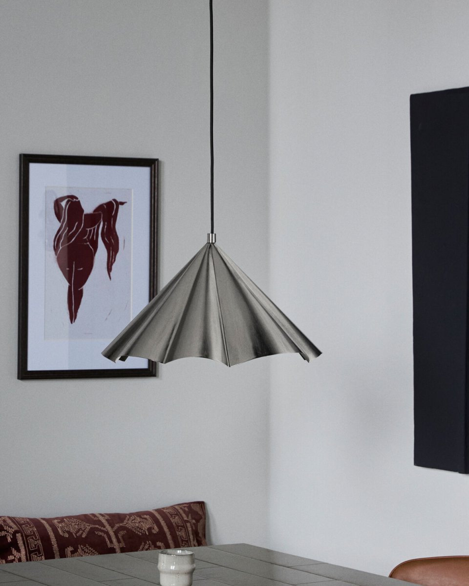 Flola Ø50 Zilver hanglamp Van House Doctor - Flola is een decoratieve hanglamp met een expressief ontwerp dat de aandacht trekt.