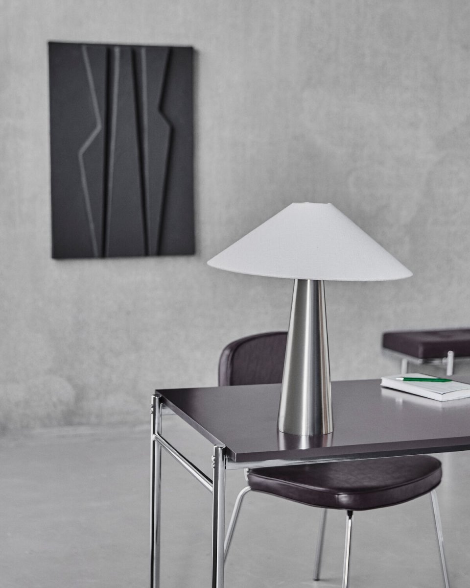 Soffi 48cm Zilver tafellamp Van House Doctor - De Soffi tafellamp heeft een stijlvolle en moderne uitstraling met een elegante combinatie van metaal en textiel.