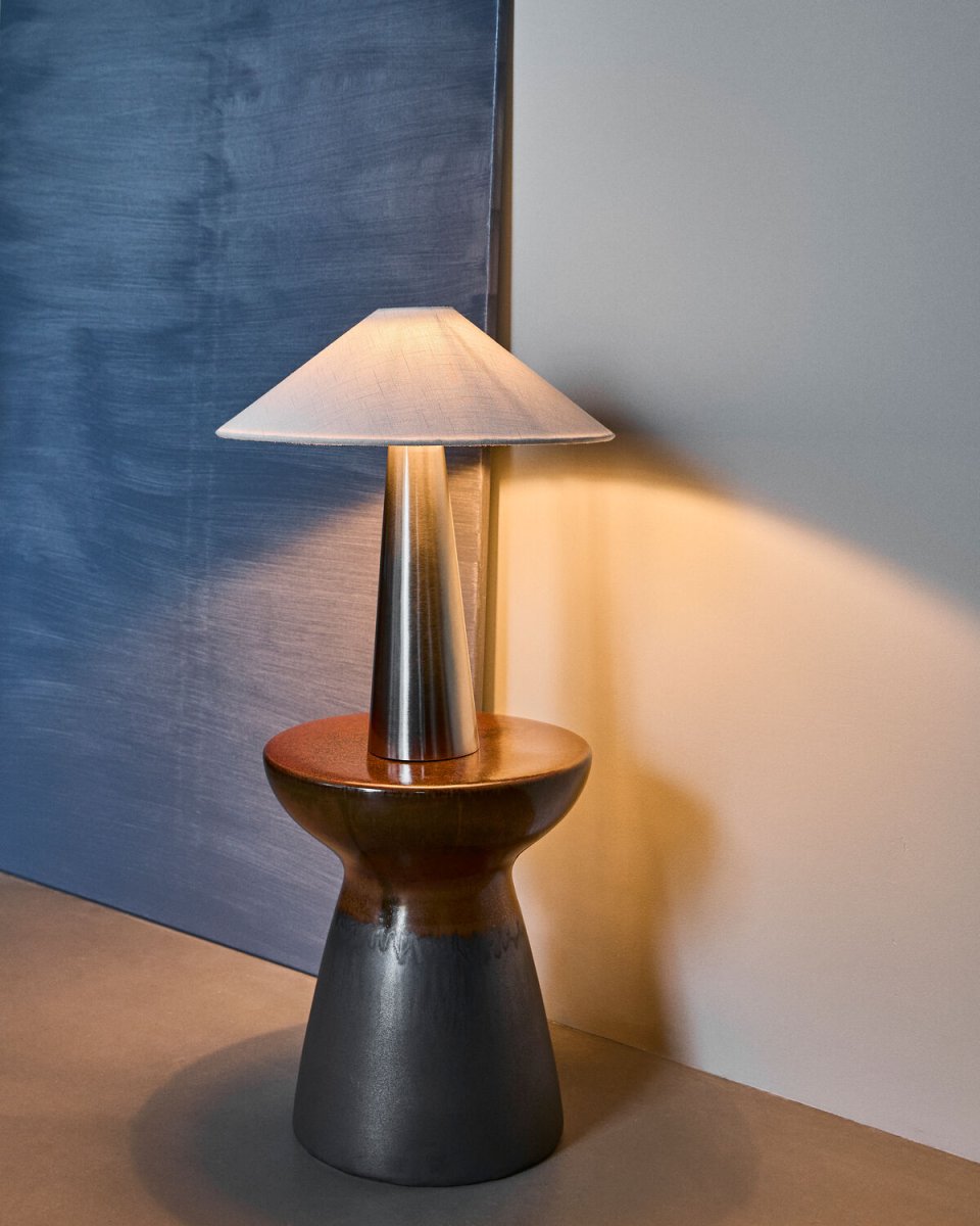 Soffi 48cm Zilver tafellamp Van House Doctor - De Soffi tafellamp heeft een stijlvolle en moderne uitstraling met een elegante combinatie van metaal en textiel.