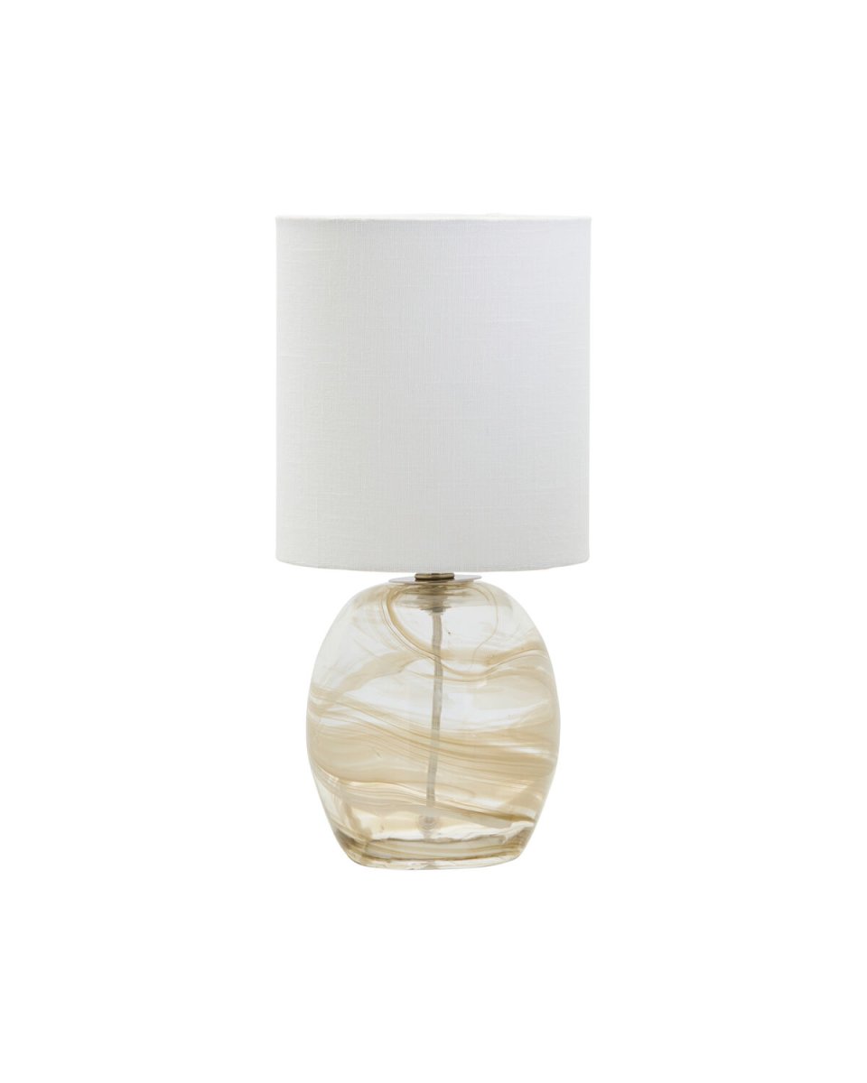 Hite 44cm Gebroken wit tafellamp Van House Doctor - De ronde glazen lampvoet is versierd met een prachtig gebroken wit wervelpatroon, waardoor elk exemplaar uniek is en de lamp een levendige uitstraling krijgt.