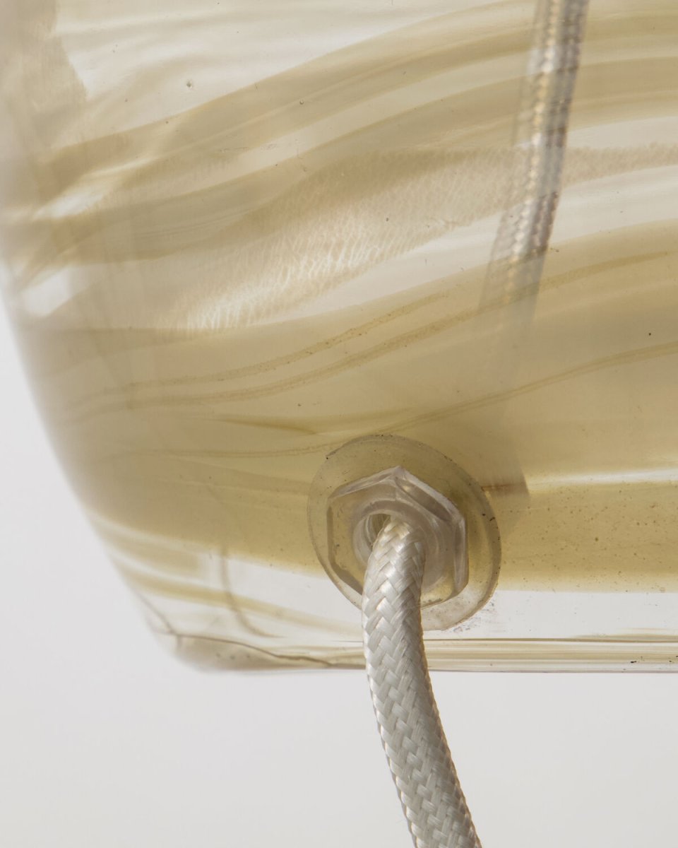Hite 44cm Gebroken wit tafellamp Van House Doctor - De ronde glazen lampvoet is versierd met een prachtig gebroken wit wervelpatroon, waardoor elk exemplaar uniek is en de lamp een levendige uitstraling krijgt.