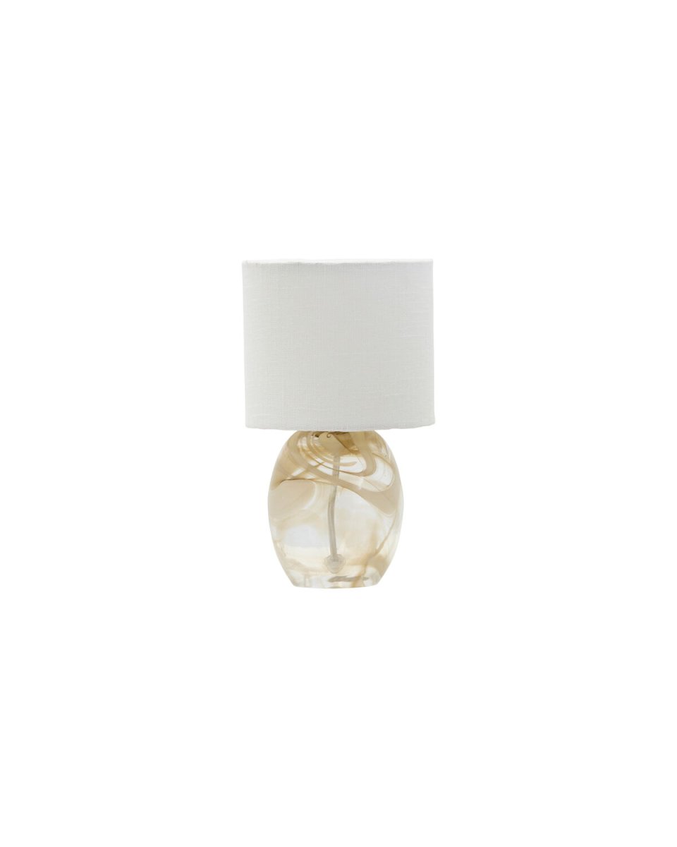 Hite 28cm Gebroken wit tafellamp Van House Doctor - De ronde glazen lampvoet is versierd met een prachtig gebroken wit wervelpatroon, waardoor elk exemplaar uniek is en de lamp een levendige uitstraling krijgt.