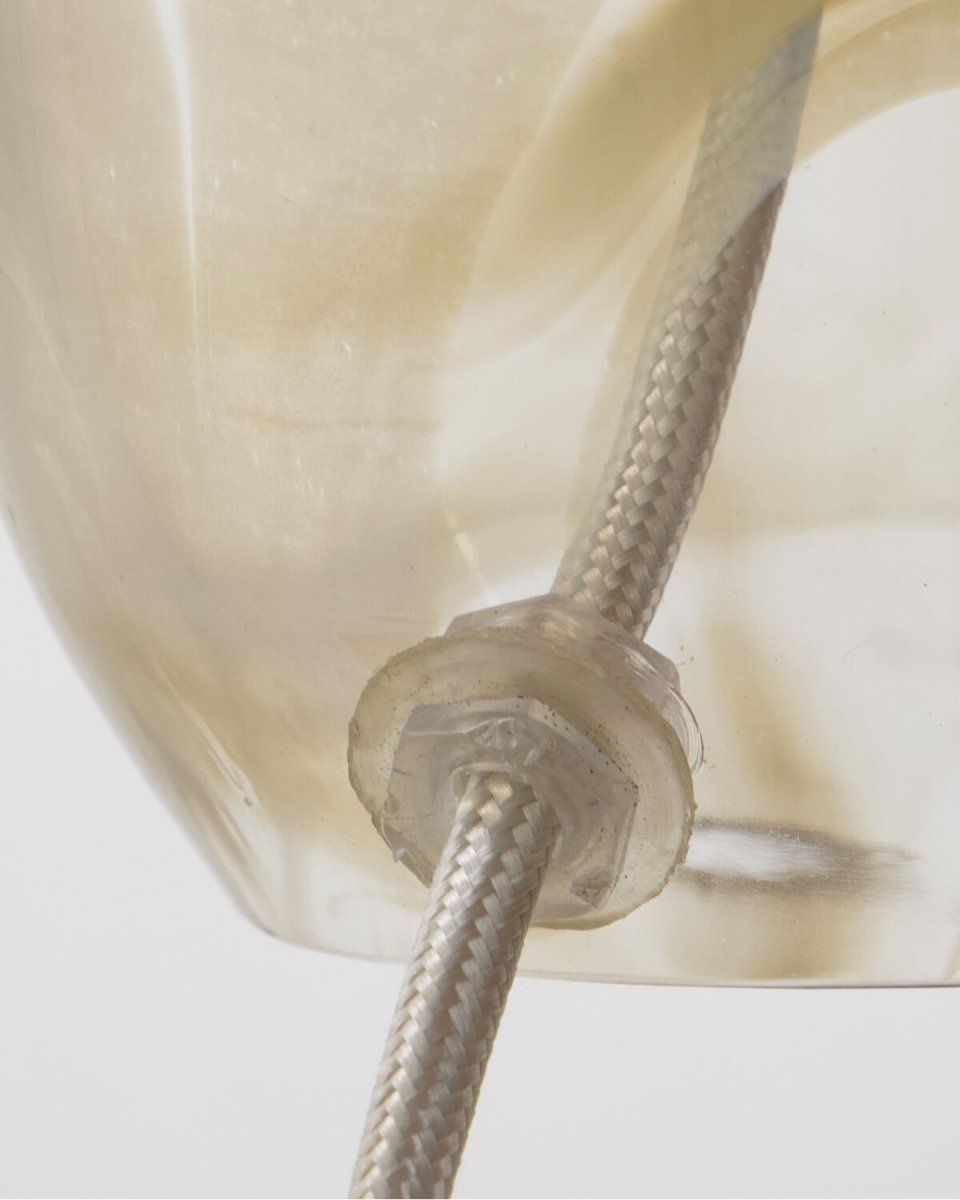 Hite 28cm Gebroken wit tafellamp Van House Doctor - De ronde glazen lampvoet is versierd met een prachtig gebroken wit wervelpatroon, waardoor elk exemplaar uniek is en de lamp een levendige uitstraling krijgt.