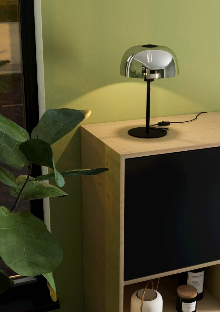 Solo 40cm Zwart tafellamp Van Eglo - De transparante kap zorgt ervoor dat de lichtbron zichtbaar is en cre&euml;ert een sfeervolle verlichting die perfect past in zowel woonkamers als slaapkamers.