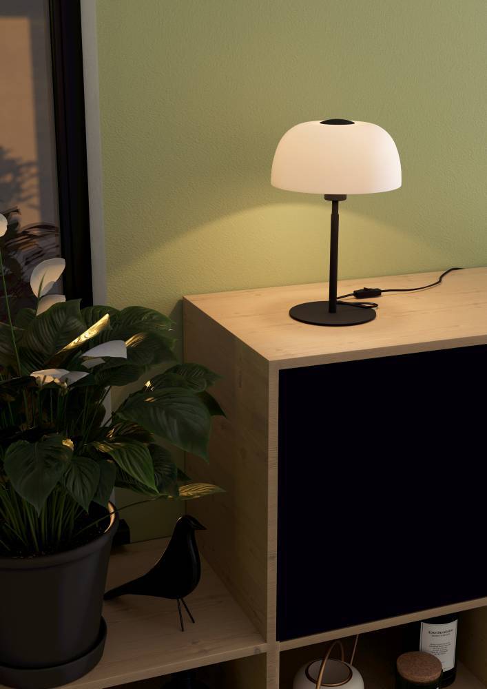 Solo 40cm Zwart tafellamp Van Eglo - De witte kap zorgt voor een zachte lichtverdeling en cre&euml;ert een sfeervolle verlichting die zowel in de woonkamer als in de slaapkamer perfect tot zijn recht komt.