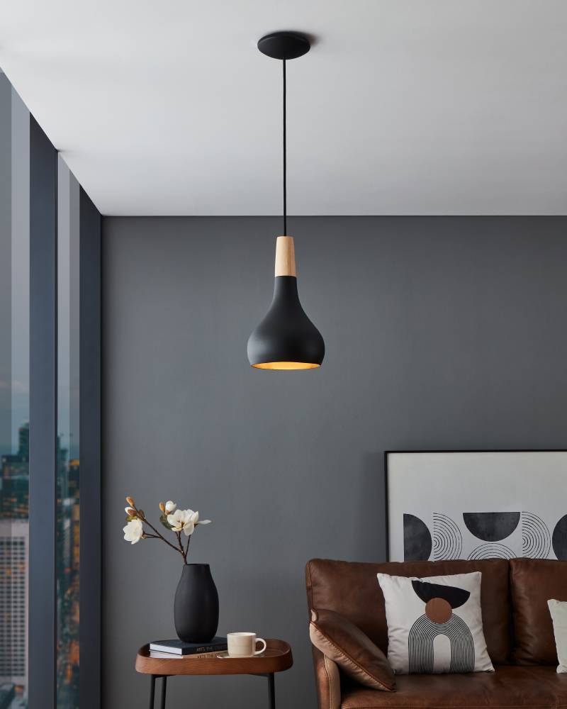 Sabinar Ø18 Zwart hanglamp Van Eglo - De zwarte lampenkap in combinatie met houten details geeft een stijlvolle en Scandinavische uitstraling die perfect past boven de keuken, eettafel of als decoratieve spot.