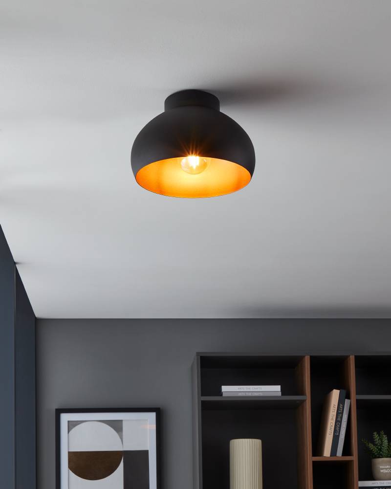 Mogano Ø28 Zwart plafondlamp Van Eglo - Met zijn zacht afgeronde vorm in zwarte en koperkleurige afwerking creëert hij een warme en comfortabele sfeer, perfect voor in de woonkamer, slaapkamer of hal.