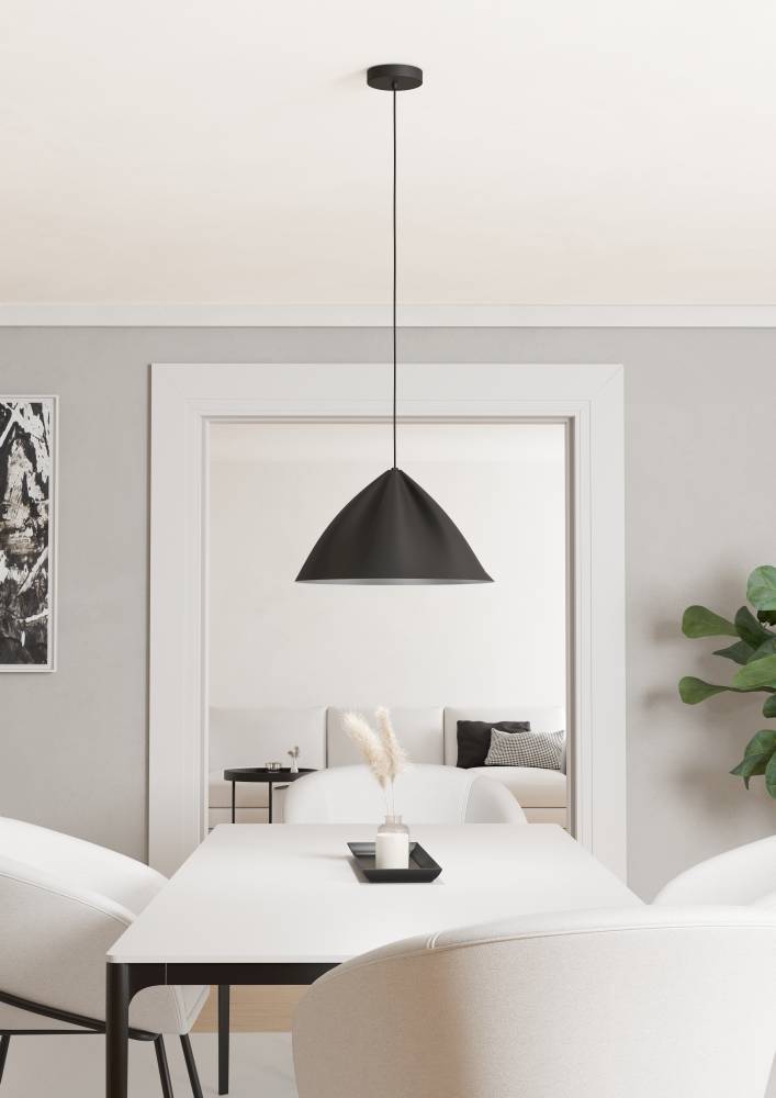 Podere Ø43 Zwart hanglamp Van Eglo - Deze hanglamp in een moderne, zwarte kleur heeft een eenvoudig maar elegant design en past perfect in moderne en Scandinavische huizen.