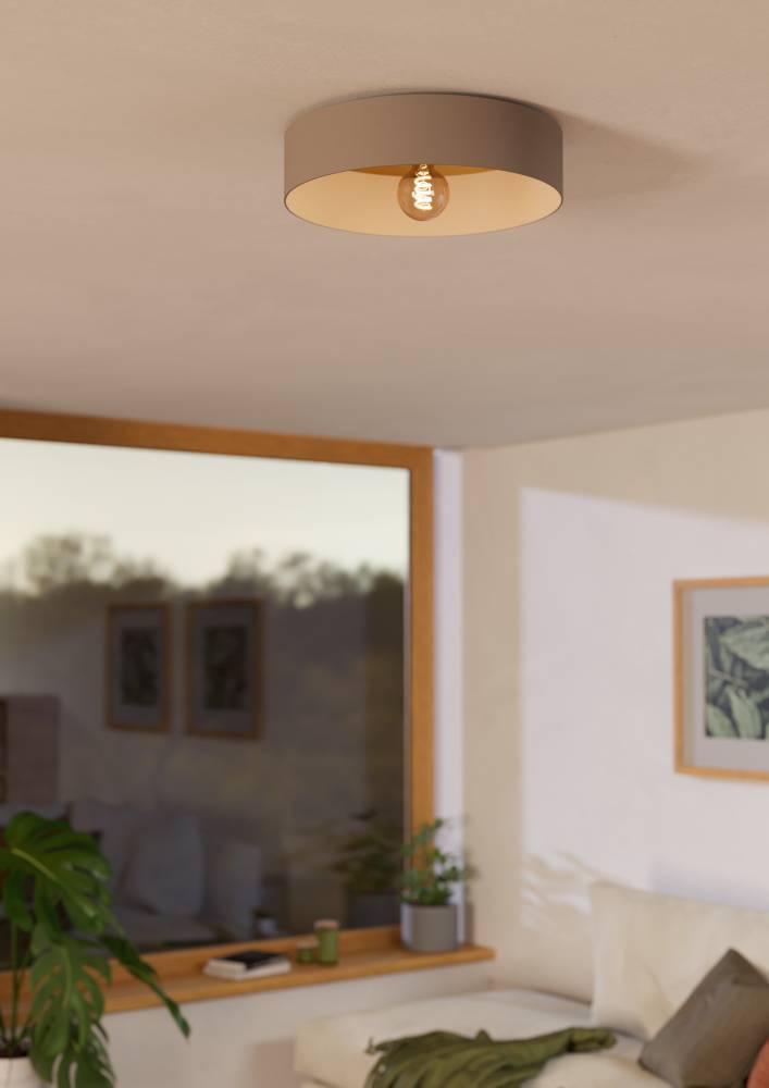 Duaia Ø42 Taupe plafondlamp Van Eglo - elegante indruk en de goudkleurige binnenkant weerkaatst het licht op een zachte en warme manier.