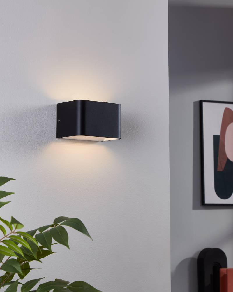 Sania 13cm Zwart wandlamp Van Eglo - Met het op- en neerwaarts gerichte licht cre&euml;ert het een zachte en sfeervolle verlichting langs de muur.