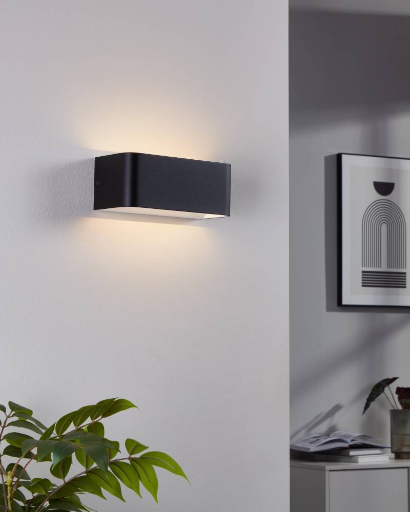 Sania 20cm Zwart wandlamp Van Eglo - Met het op- en neerwaarts gerichte licht cre&euml;ert het een zachte en sfeervolle verlichting langs de muur.