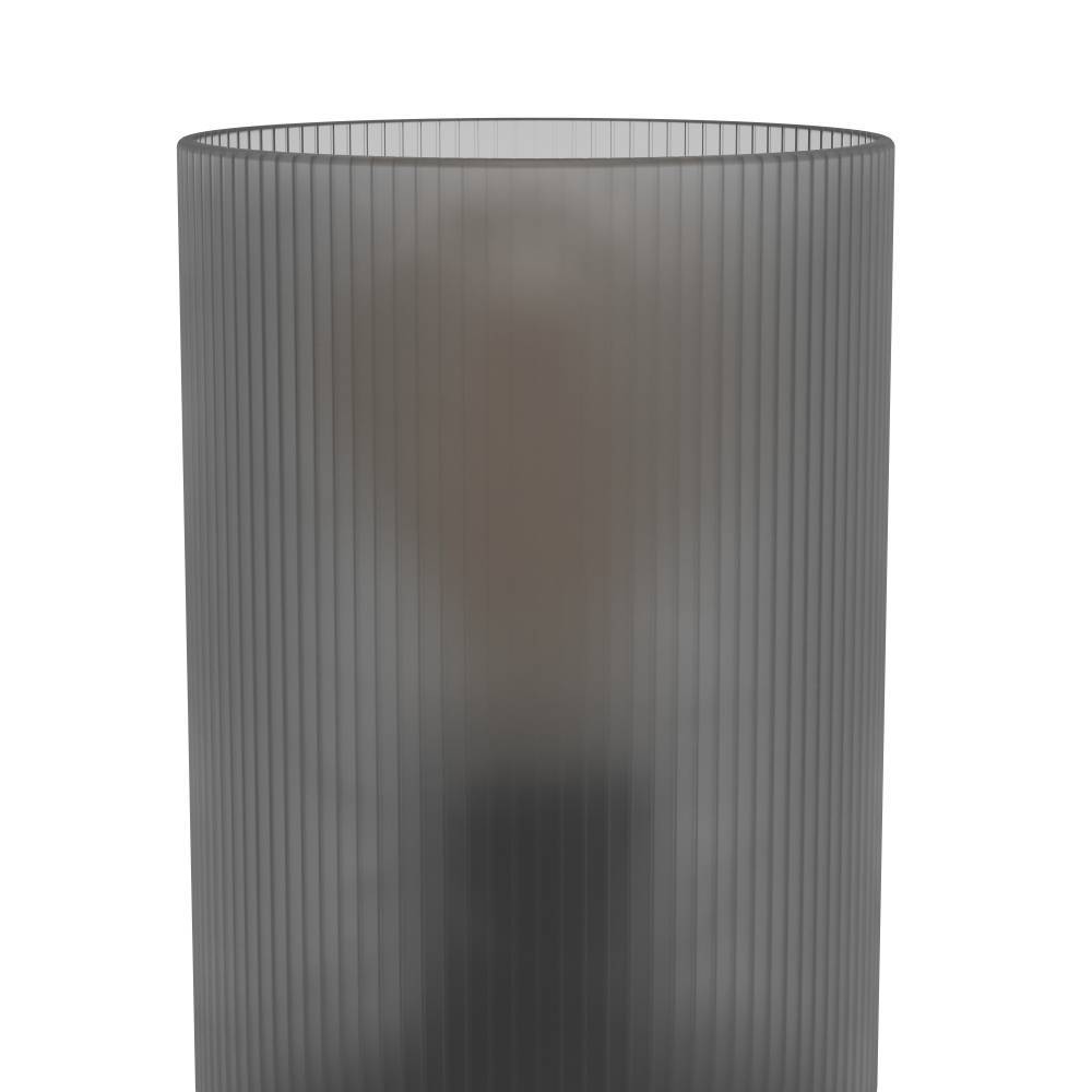 Colomera 20cm Zwart tafellamp Van Eglo - Het licht verspreidt zich door het semi-transparante glas en creëert een zachte en aangename sfeer.