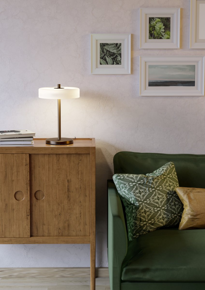 Salve 33cm Bronzen tafellamp Van Eglo - De Salve tafellamp heeft een metalen voet met een bronzen afwerking en een ronde kap van opaalglas, wat de lamp een zachte en aangename uitstraling geeft.