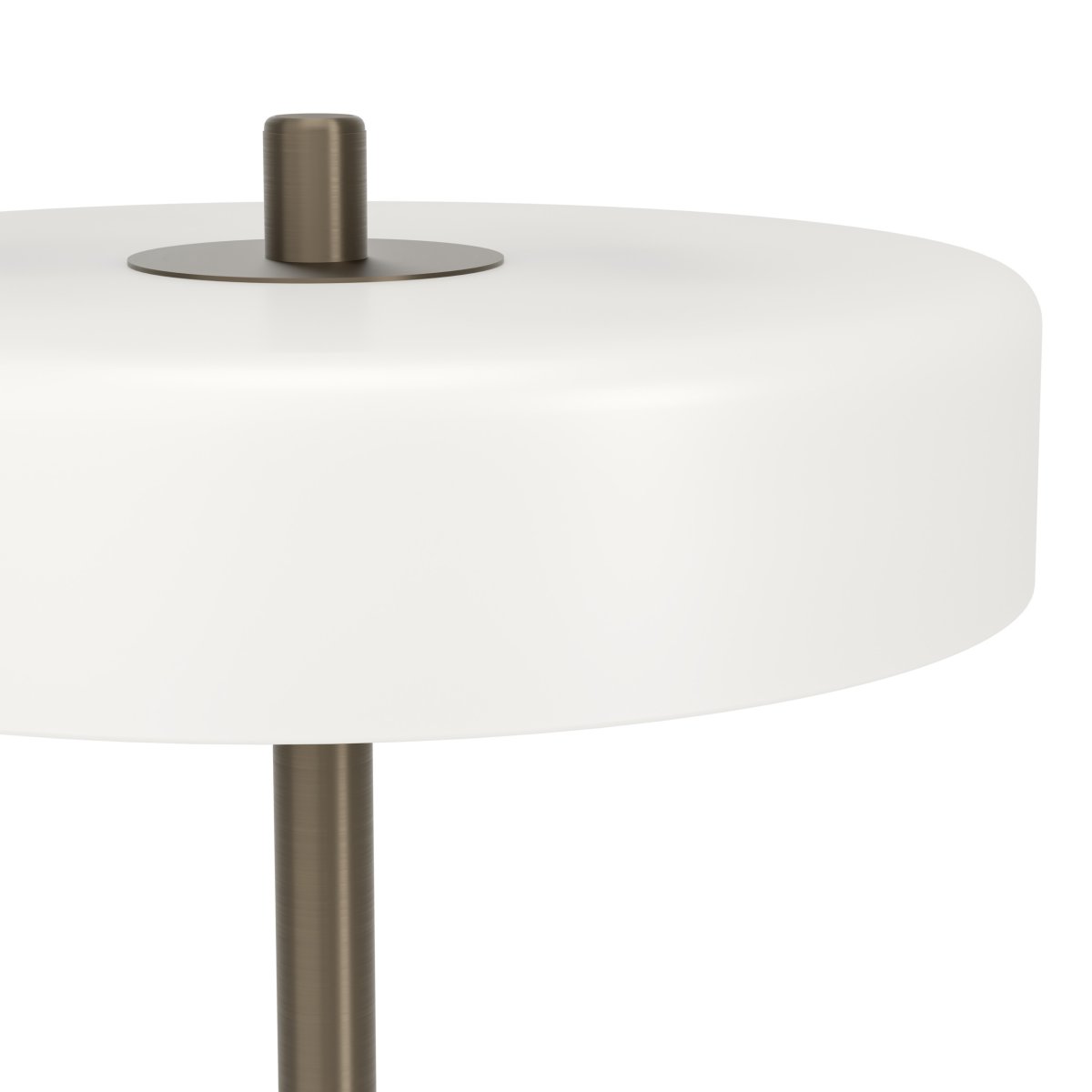 Salve 33cm Bronzen tafellamp Van Eglo - De Salve tafellamp heeft een metalen voet met een bronzen afwerking en een ronde kap van opaalglas, wat de lamp een zachte en aangename uitstraling geeft.