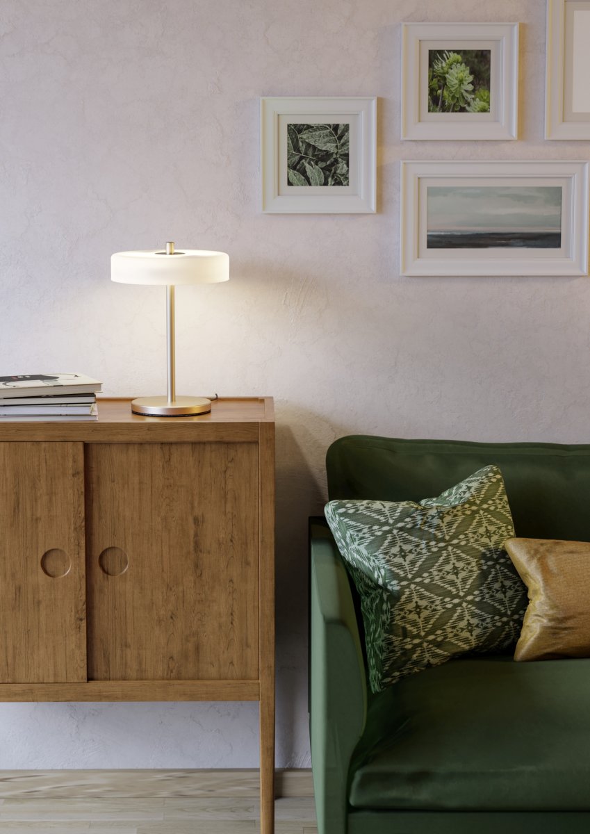 Salve 33cm Nikkel tafellamp Van Eglo - De Salve tafellamp heeft een metalen voet met een matte nikkelafwerking en een ronde kap van opaalglas, wat de lamp een zachte en aangename uitstraling geeft.