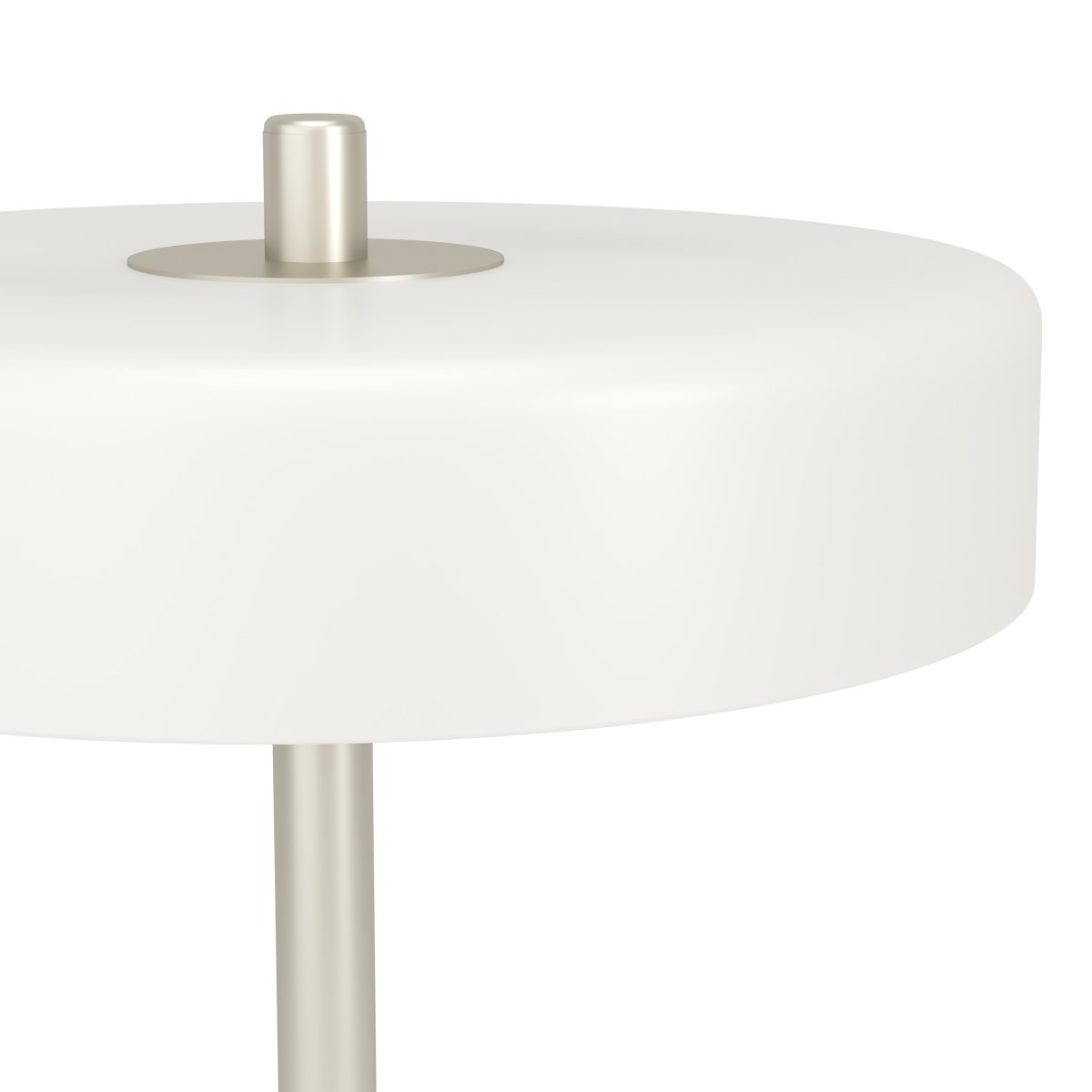Salve 33cm Nikkel tafellamp Van Eglo - De Salve tafellamp heeft een metalen voet met een matte nikkelafwerking en een ronde kap van opaalglas, wat de lamp een zachte en aangename uitstraling geeft.