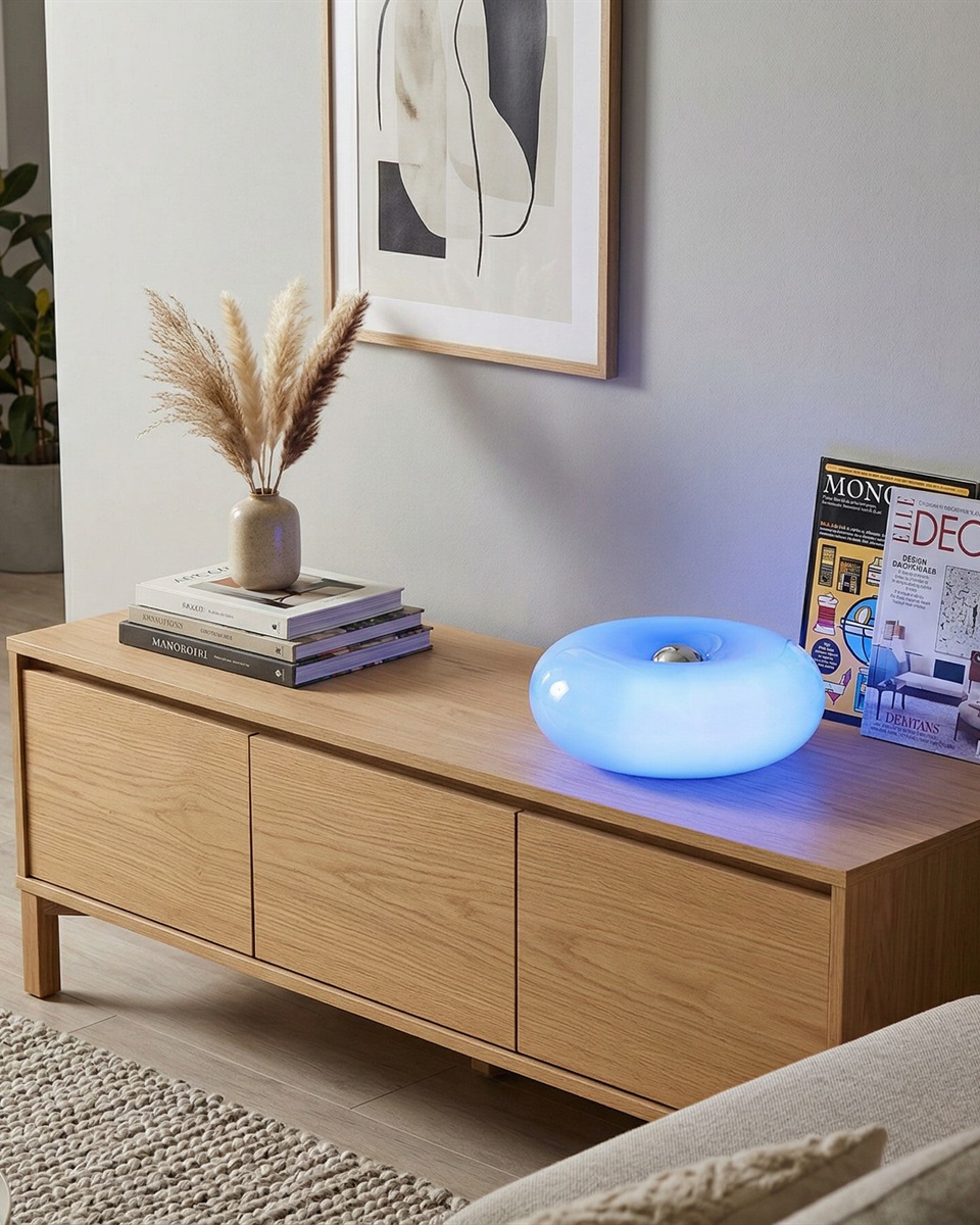 Basile 10cm Blauw tafellamp Van Eglo - De zilveren knop in het midden fungeert als aanraakschakelaar om de lamp aan en uit te zetten.