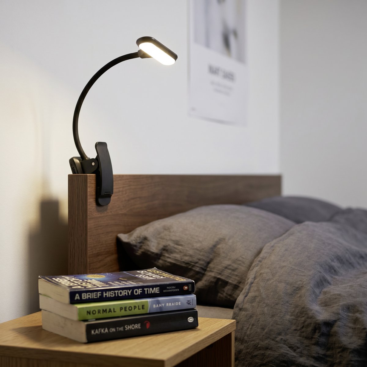 Yamenzi Zwart Draagbare Van Eglo - Yamenzi is een praktische en flexibele LED-lamp met een klem waarmee je hem gemakkelijk op bijvoorbeeld een bureau, hoofdbord of plank kunt plaatsen.