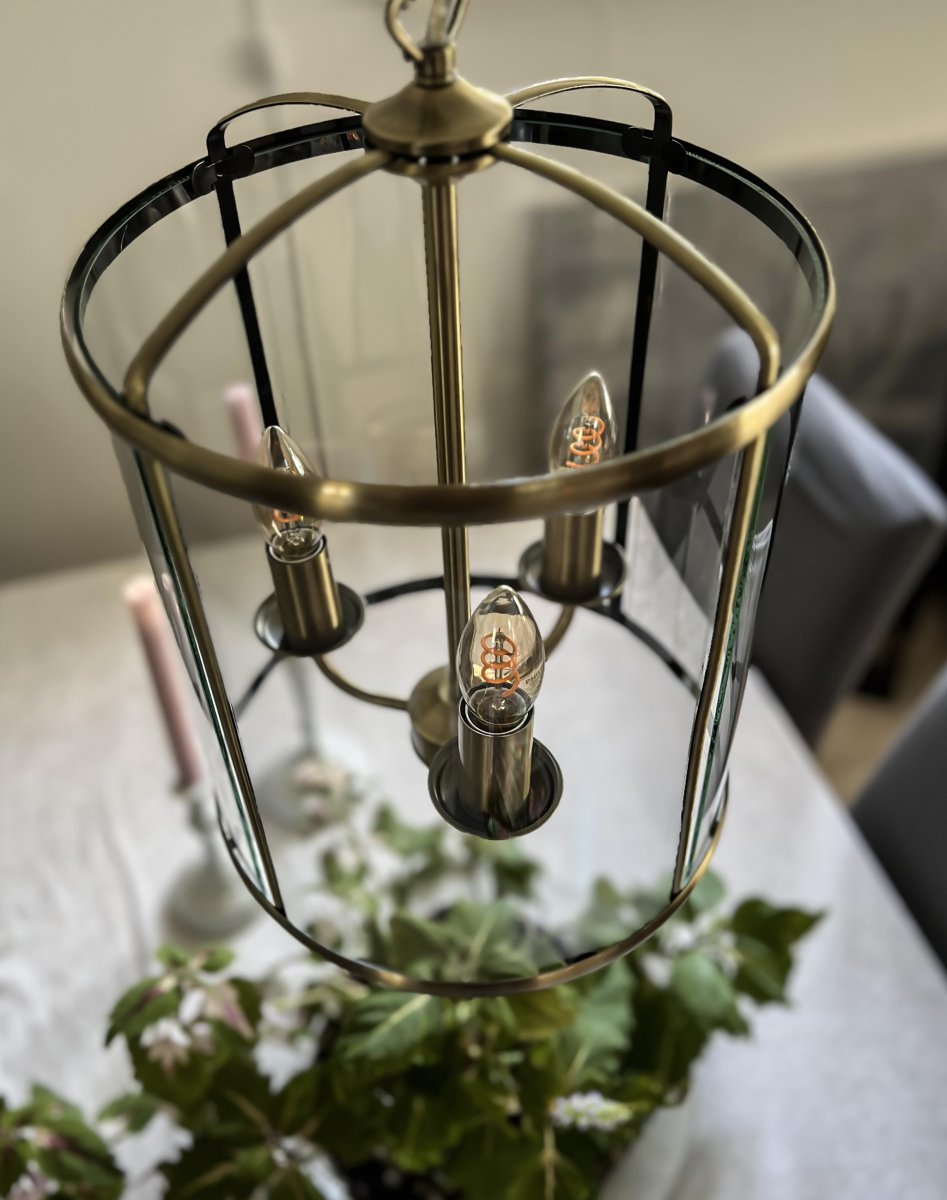 Budgie Ø28 Antiquiteit hanglamp Van Aneta Lighting - Budgie plafondlamp in antiekkleurig metaal en helder, licht gebogen glas.