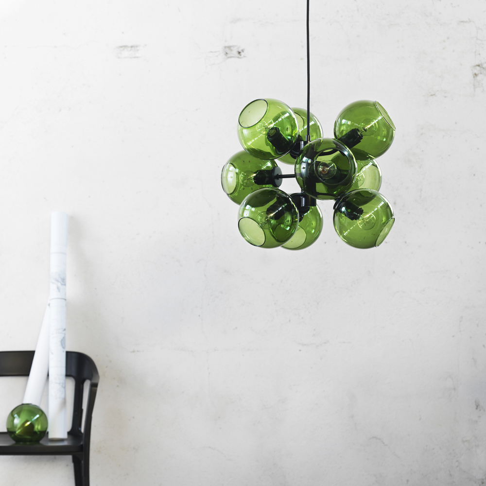 Tage 50 Ø45 Groente hanglamp Van CO Bankeryd - De lamp is geschikt om hoger aan het plafond van de woonkamer te hangen, in de slaapkamer voor een zachte algemene verlichting of boven de eettafel waar hij een rol speelt en een expressieve blikvanger wordt.