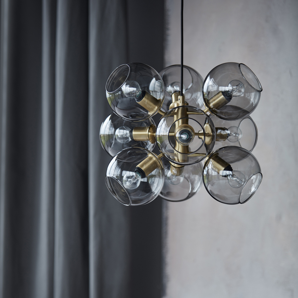 Tage 50 Ø45 Messing hanglamp Van CO Bankeryd - De lamp is geschikt om hoger aan het plafond van de woonkamer te hangen, in de slaapkamer voor een zachte algemene verlichting of boven de eettafel waar hij een rol speelt en een expressieve blikvanger wordt.