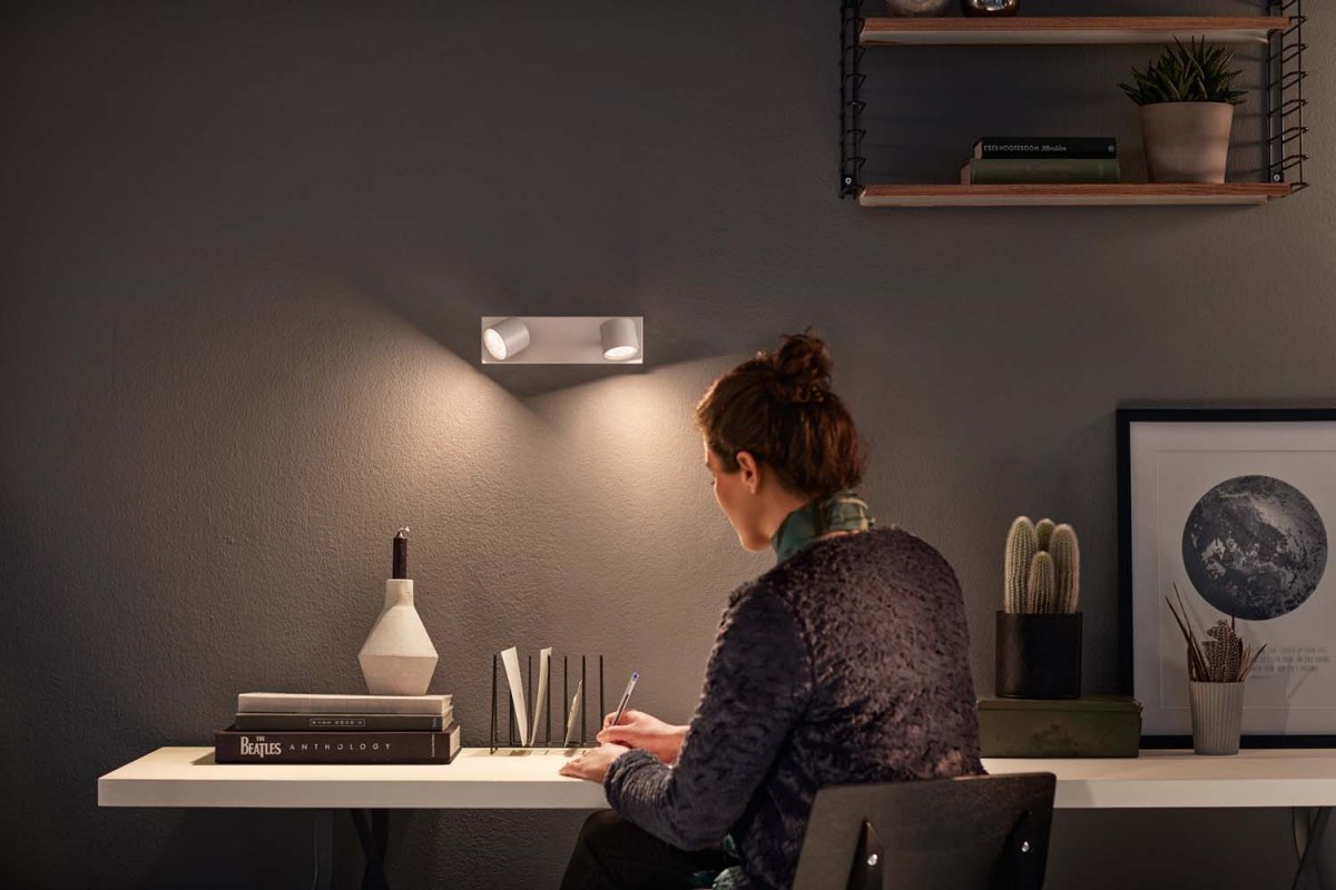 Star 2 Wit spot Van Philips - Met de Philips Clockwork WarmGlow LED-spots kunt u eenvoudig dimmen tot de juiste helderheid &ndash; van functionele verlichting met veel licht tot een gezellige en uitnodigende warme gloed.