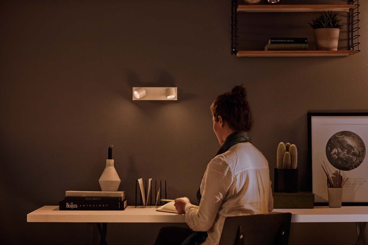 Star 2 Wit spot Van Philips - Met de Philips Clockwork WarmGlow LED-spots kunt u eenvoudig dimmen tot de juiste helderheid &ndash; van functionele verlichting met veel licht tot een gezellige en uitnodigende warme gloed.