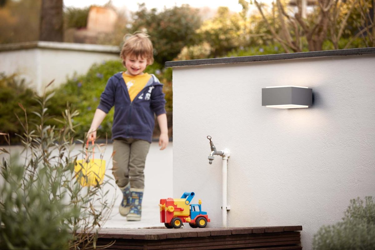 Hedgehog Grijs buitenlamp Van Philips - De Philips Hedgehog wandlamp in roestvrij staal is stijlvol en robuust aan de muur.