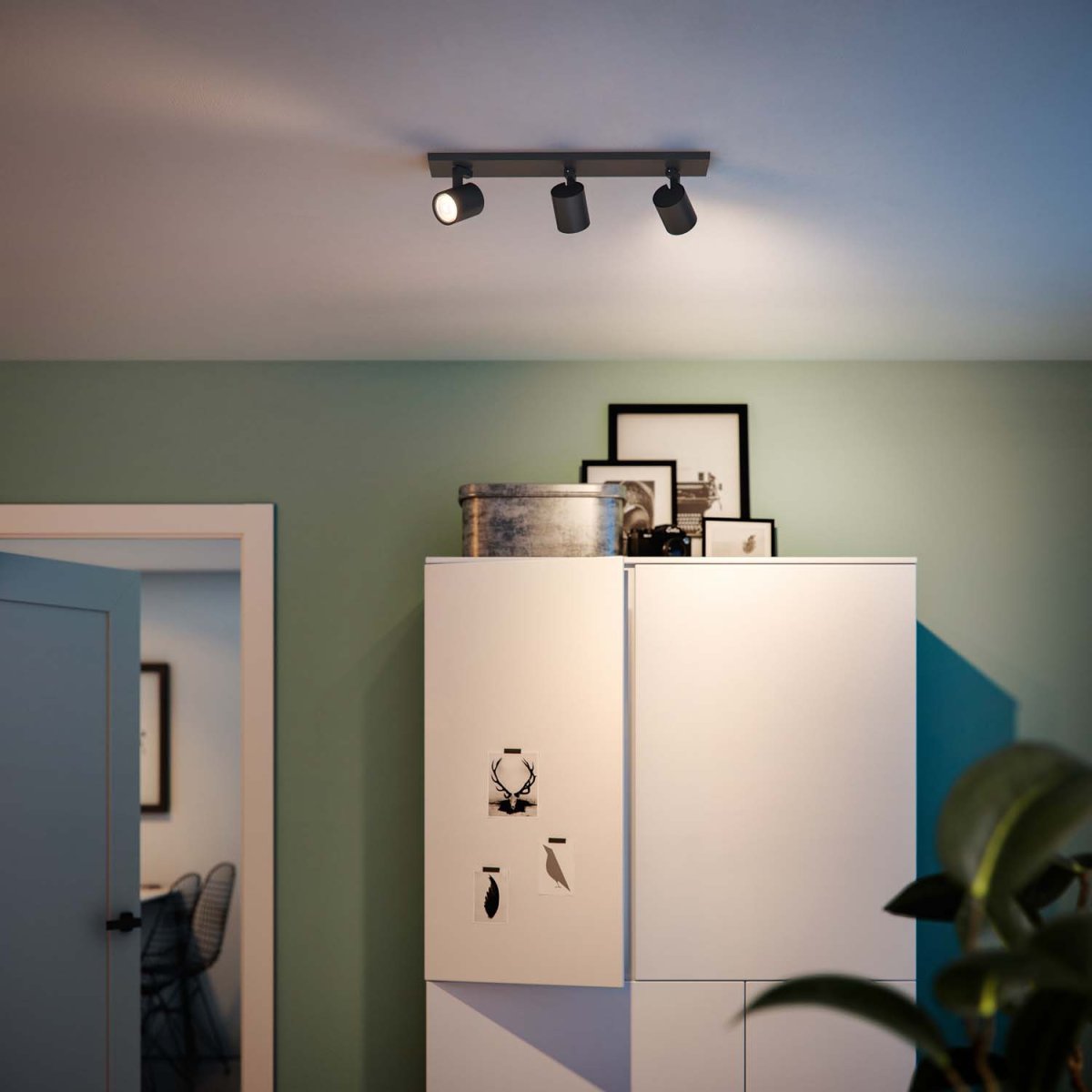 Runner 3 Zwart spot Van Philips - De zwarte aluminium behuizing vormt een perfecte aanvulling op de lichtbron.