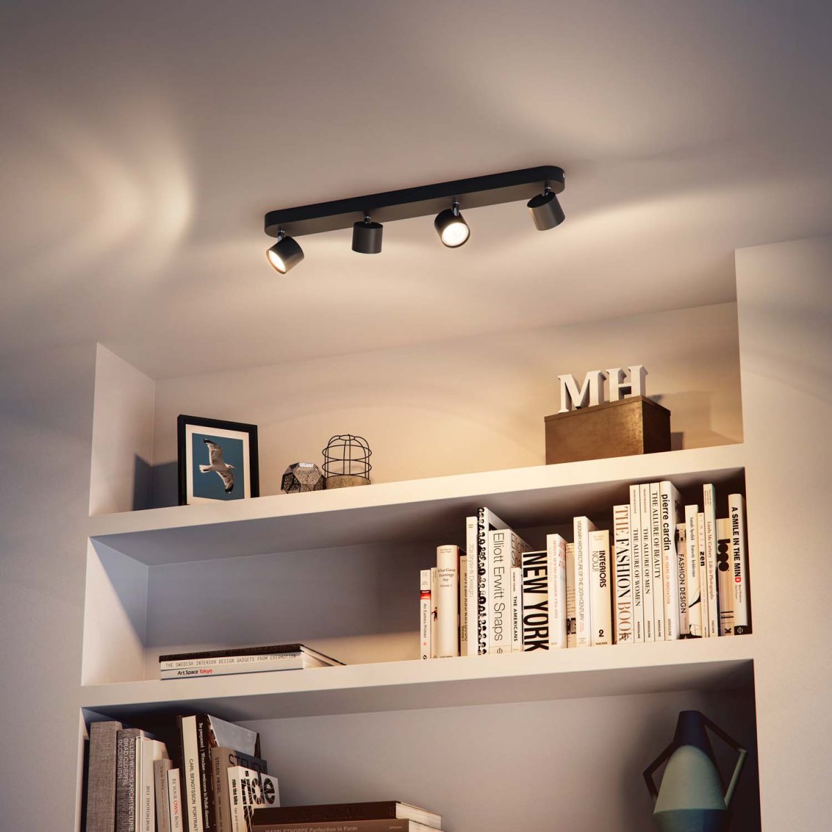 Star 4 Zwart spot Van Philips - Deze Philips Star LED-spot straalt tijdloze elegantie uit met zijn chromen poot en zwart gepoedercoate behuizing.
