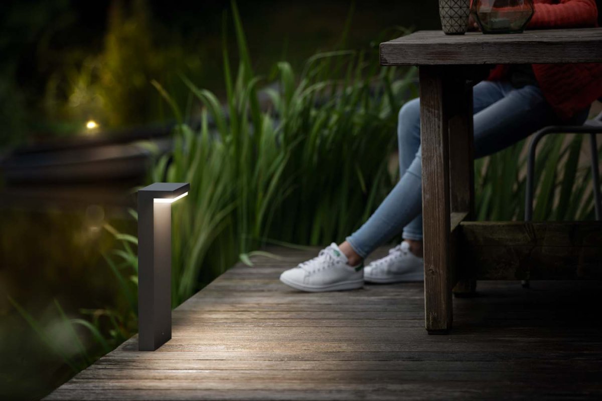Bustan 40cm Antraciet lichtpaaltjes Van Philips - De ultra-efficiënte buitenlampen van Philips Bustan maken gebruik van baanbrekende nieuwe technologie om de CO2-uitstoot, materiaalverspilling en het energieverbruik te verminderen.