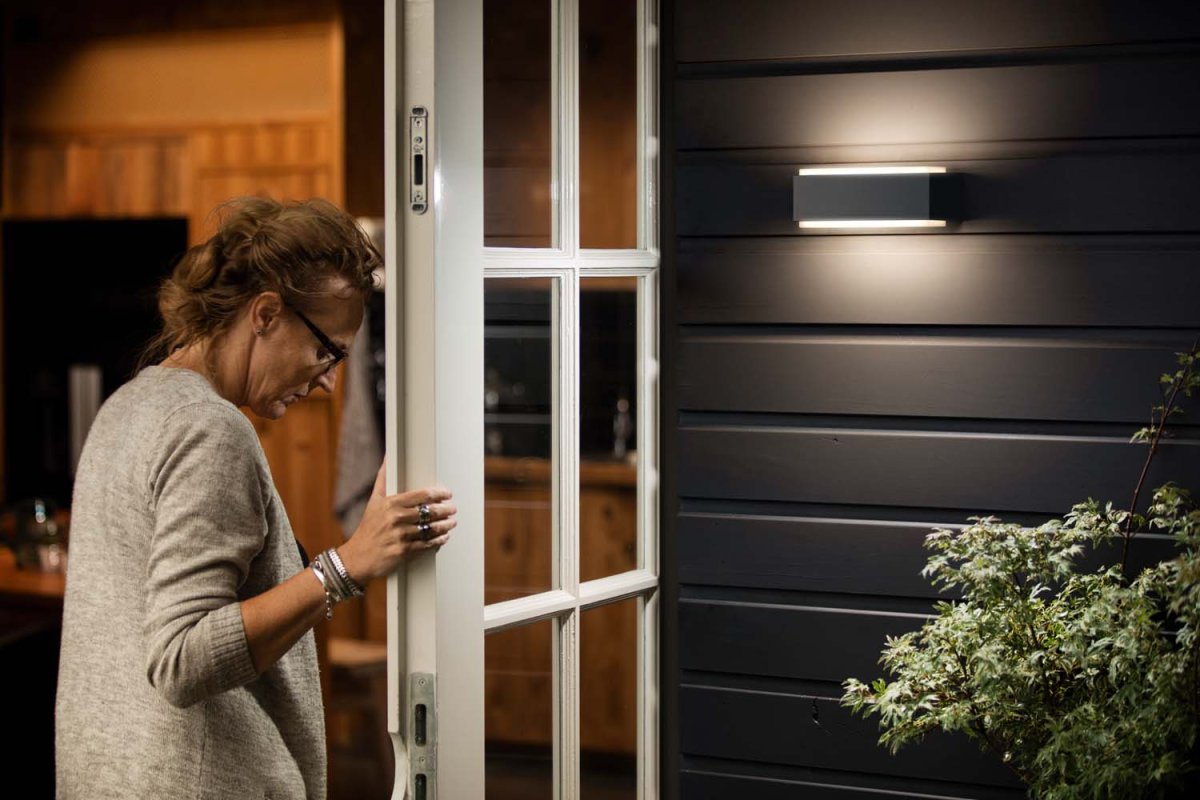 Stratosphere Antraciet buitenlamp Van Philips - Het is ontworpen om het licht over de hele muur te verspreiden.