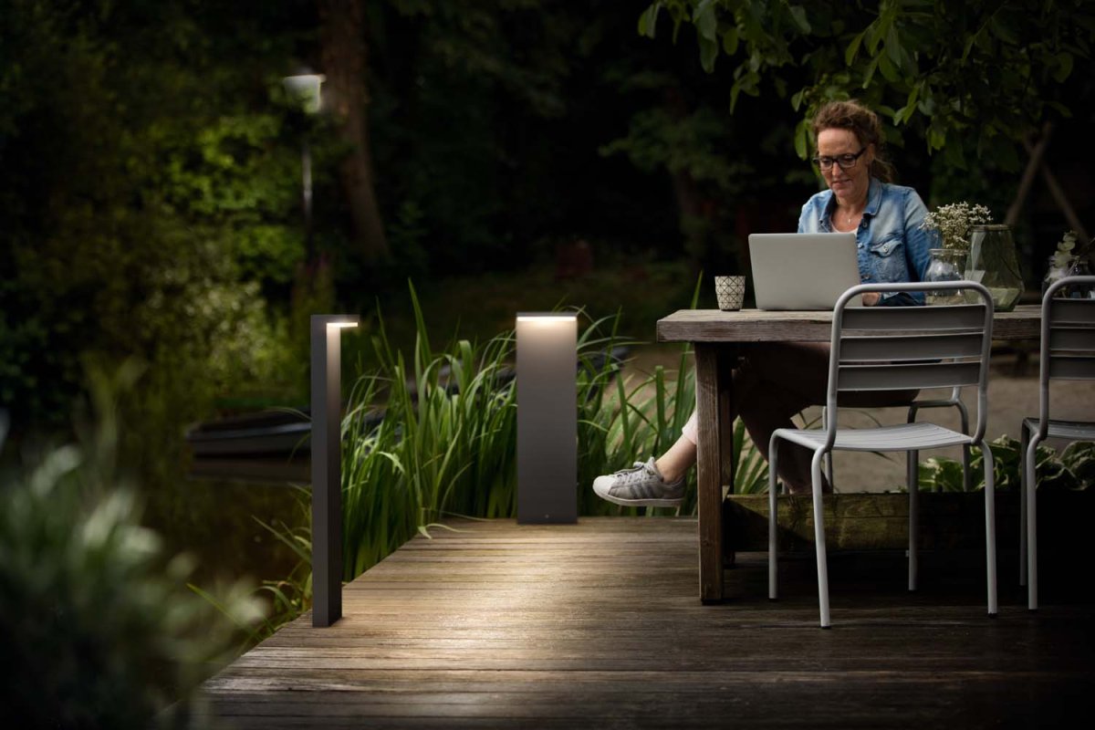 Bustan 77cm Antraciet lichtpaaltjes Van Philips - De ultra-efficiënte buitenlampen van Philips Bustan maken gebruik van baanbrekende nieuwe technologie om de CO2-uitstoot, materiaalverspilling en het energieverbruik te verminderen.