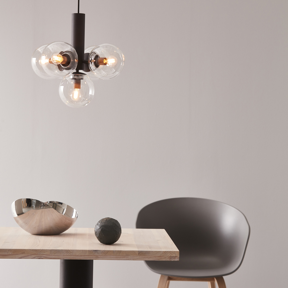 Avenue Ø43 Zwart hanglamp Van CO Bankeryd - Avenue past boven de eettafel, waar het een mooie gloed geeft, of boven de salontafel om de stijl in de woonkamer te benadrukken.