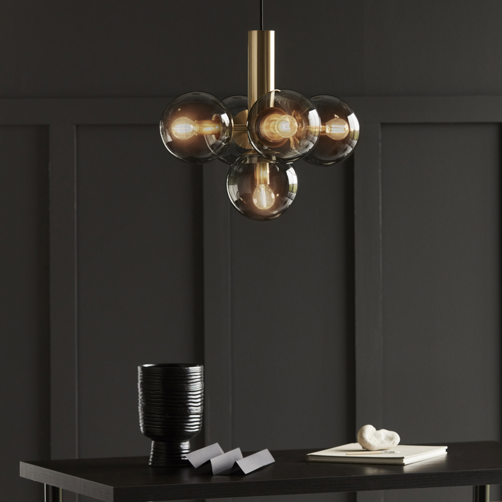 Avenue Ø43 Messing hanglamp Van CO Bankeryd - Avenue past boven de eettafel, waar het een mooie gloed geeft, of boven de salontafel om de stijl in de woonkamer te benadrukken.