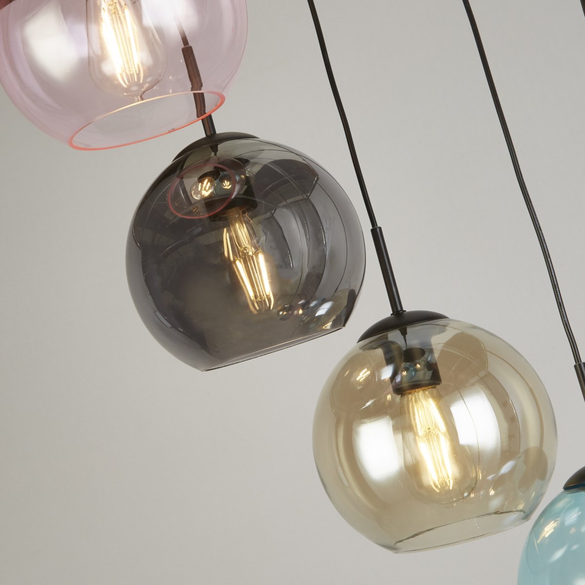 Mardi Gras Ø54 Veelkleurig hanglamp Van Searchlight - De lamp is gemaakt van duurzaam staal en glas met een glanzende afwerking die het licht reflecteert en extra glans geeft.