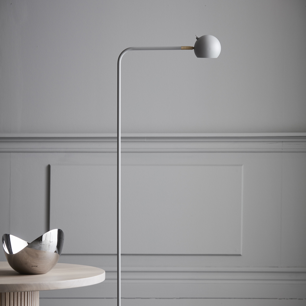 Yes! Grijs vloerlamp Van CO Bankeryd - Het is 's avonds even functioneel om te lezen, maar het is ook een beeldhouwwerk dat overdag karakter aan de kamer geeft.