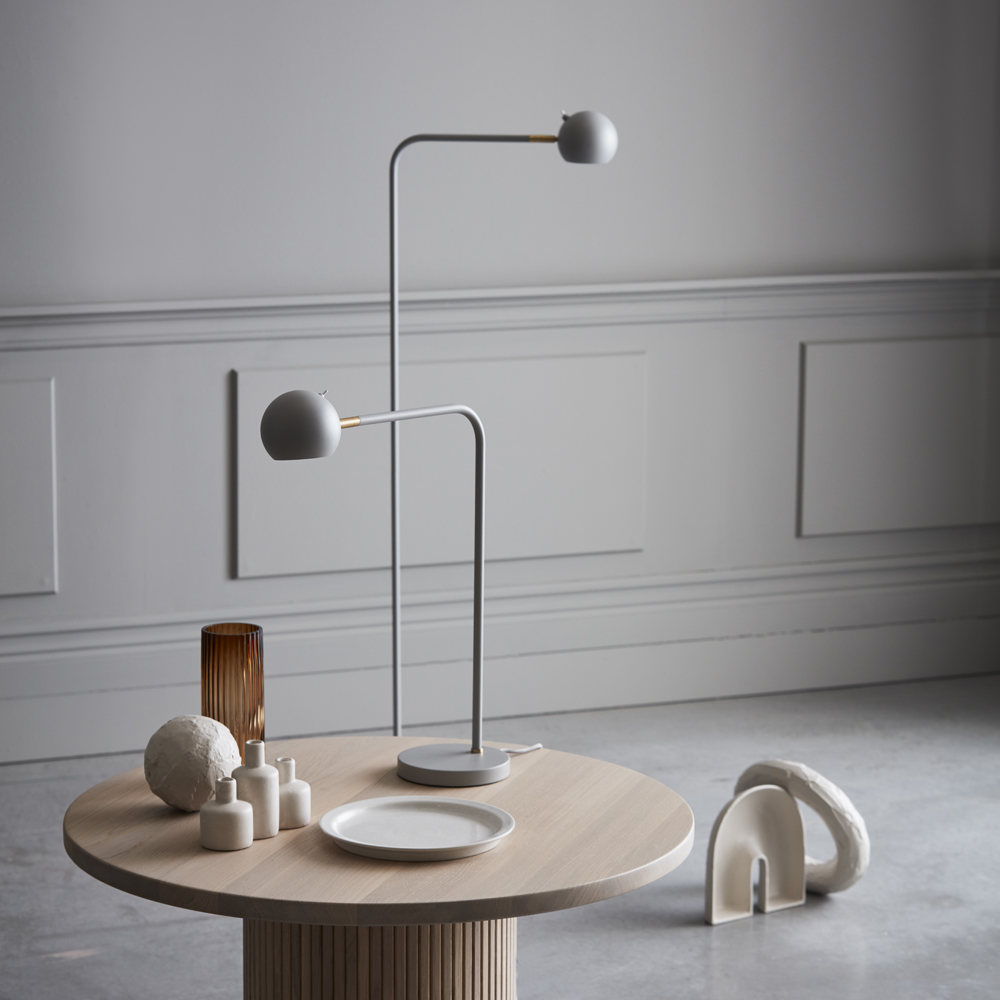 Yes! Grijs vloerlamp Van CO Bankeryd - Het is 's avonds even functioneel om te lezen, maar het is ook een beeldhouwwerk dat overdag karakter aan de kamer geeft.