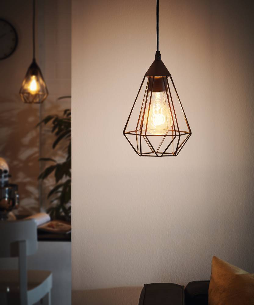 Tarbes Ø17 Zwart hanglamp Van Eglo - Ideaal om een trendy en minimalistische sfeer te creëren boven de keuken, eettafel of in de hal.