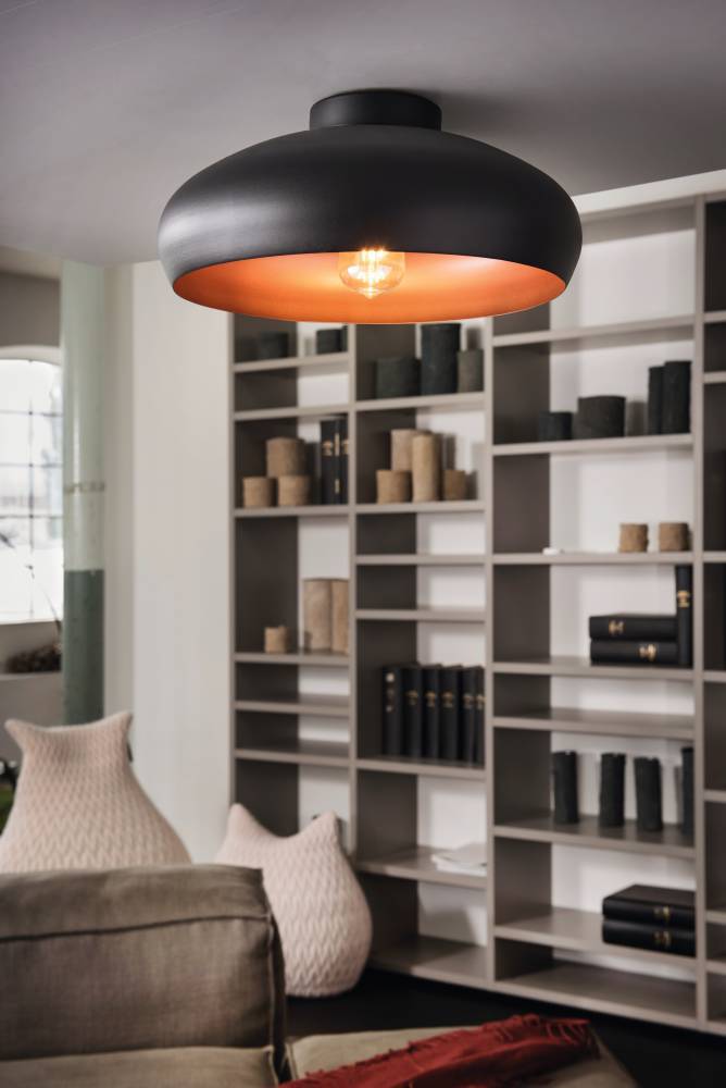 Mogano Ø40 Zwart plafondlamp Van Eglo - Met zijn zacht afgeronde vorm in zwarte en koperkleurige afwerking creëert hij een warme en comfortabele sfeer, perfect voor in de woonkamer, slaapkamer of hal.