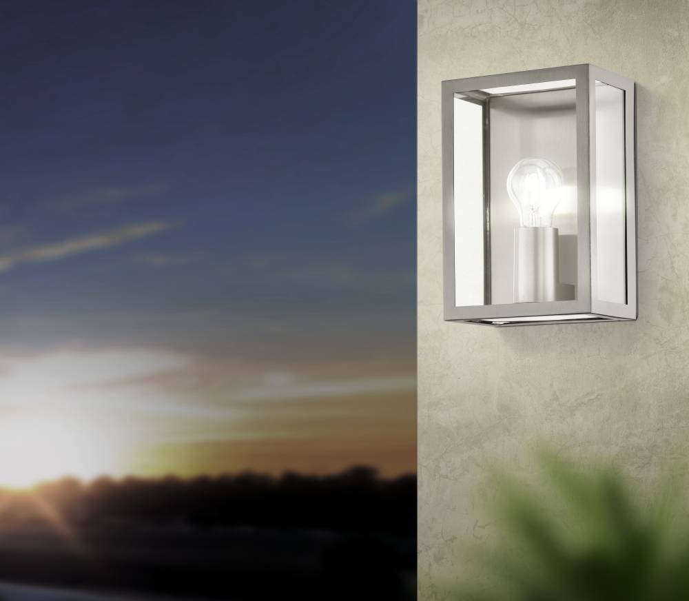 Alamonte Roestvrij staal buitenlamp Van Eglo - Het open metalen frame van geborsteld staal zorgt voor een industriële uitstraling en accentueert de zichtbare lamp voor een stijlvolle uitstraling.