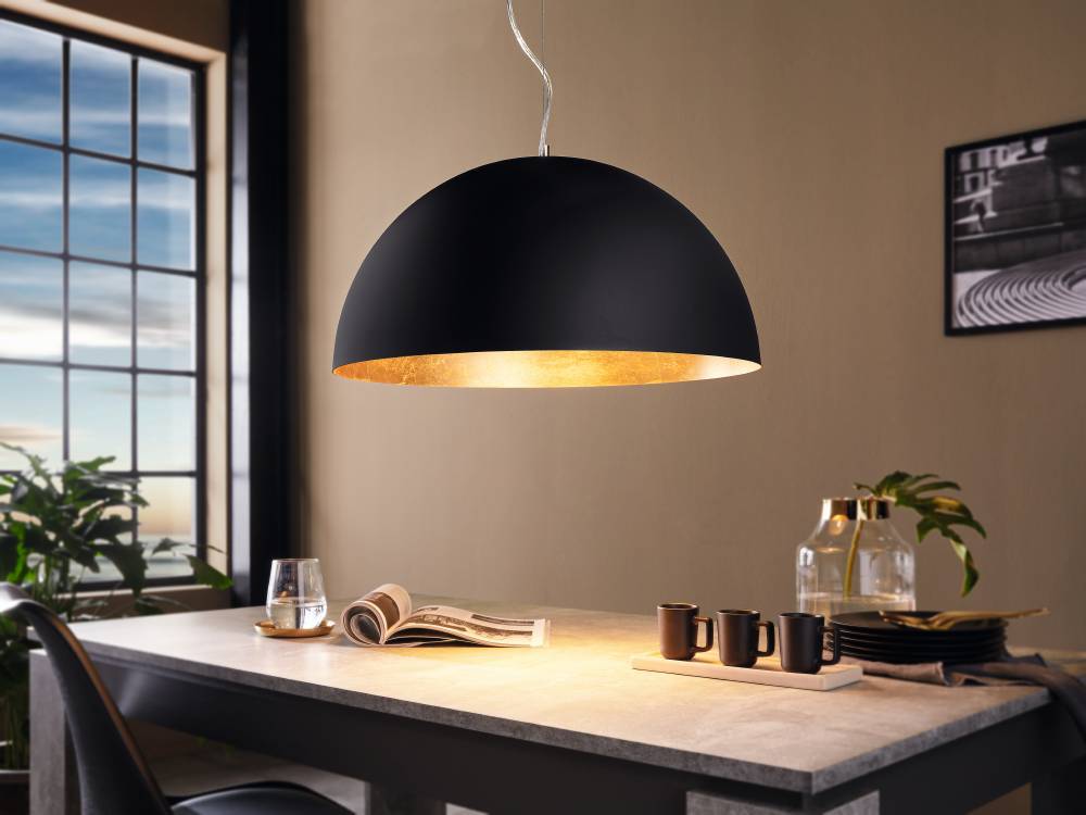 Gaetano Ø53 Zwart hanglamp Van Eglo - Deze hanglamp heeft een halfronde kap met een matte zwarte afwerking, wat hem een moderne en minimalistische uitstraling geeft.