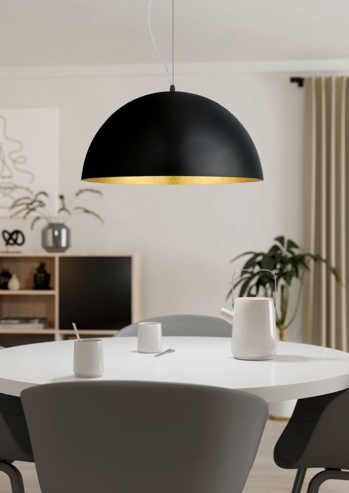 Gaetano Ø53 Zwart hanglamp Van Eglo - Deze hanglamp heeft een halfronde kap met een matte zwarte afwerking, wat hem een moderne en minimalistische uitstraling geeft.